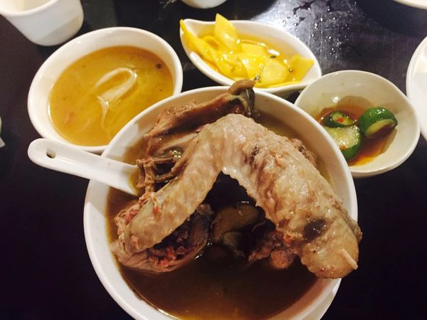 *台北中山美食*何首烏皇帝雞，麻油麵線可無限續，暖冬最佳首選!(捷運松江南京站)
