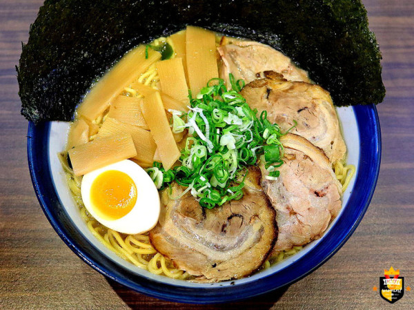 台南平價拉麵／豚骨熬湯不用高湯粉／湯頭濃淡客製化調整／獨家調配自製醬料醬油／製麵廠代工訂作麵條／多種自製小菜