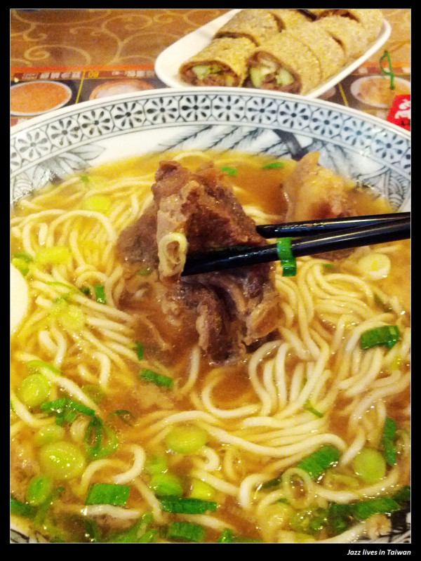 [老董牛肉細粉麵店]麵Q彈, 湯甘醇, 牛肉軟嫩又大塊, 真不虧是冠軍牛肉麵~