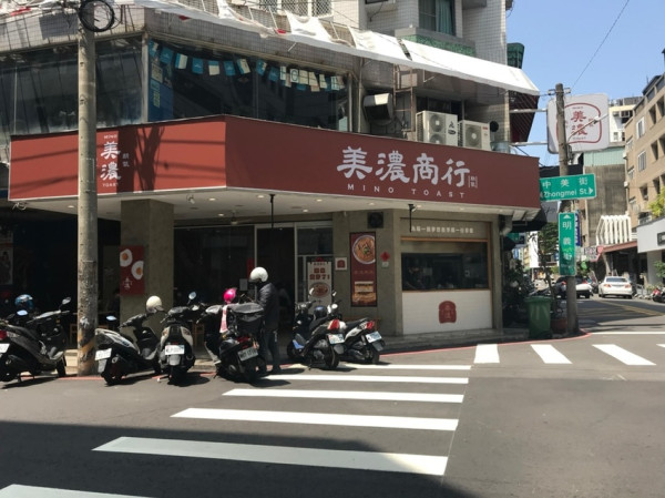 【台中 西區】朝氣美濃商行酥脆蛋餅、碳烤土司 美味的早餐值得等待！