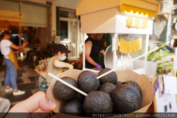 {台中美食}審計新村必吃美食：巨無霸黑心地瓜球，一份只要50元，外皮酥脆，裡頭Ｑ彈有嚼勁，原味就非常好吃，就算放冷也不走味！