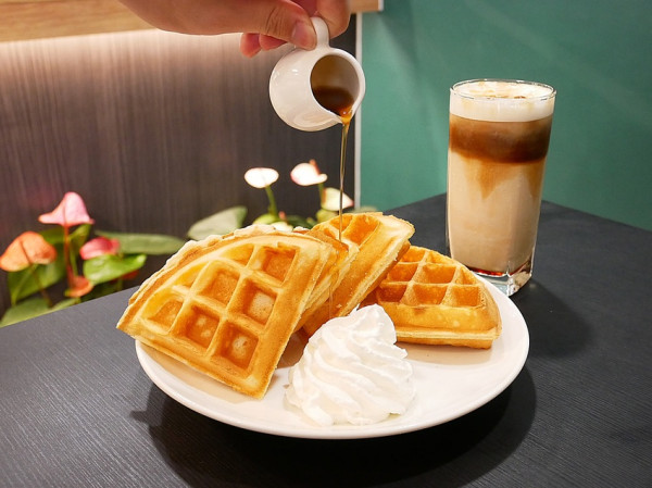 台北天母咖啡廳，鬆餅贏過一堆早午餐和咖啡館的水準，酥香的口感不會乾硬超可以-Serious Coffee