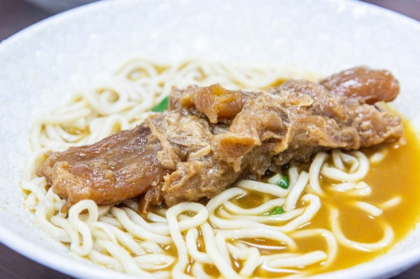 【台北捷運美食】【港墘站美食】牛閣精緻麵館.超浮誇一根筋牛肉麵
