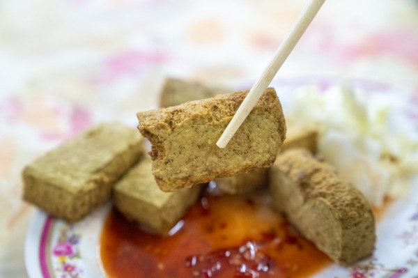 宜蘭美食 龍潭 廟口傳統臭豆腐｜宜蘭人帶路 外酥內軟臭豆腐，一份吃不夠！！ · 算命的說我很愛吃