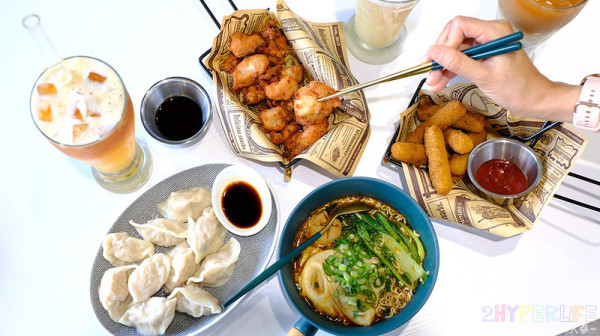 週末營業到凌晨二點的複合式茶館，店內不限時還提供桌遊完全是聚會聊天的好所在！