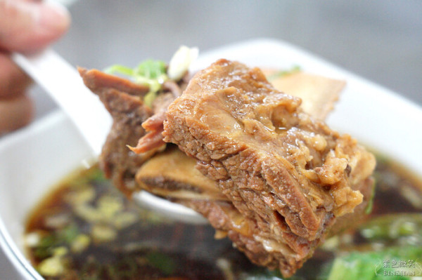 宜蘭縣頭城鎮家宏牛肉麵》傳承飄香40年，獨特牛小排做成的牛肉麵