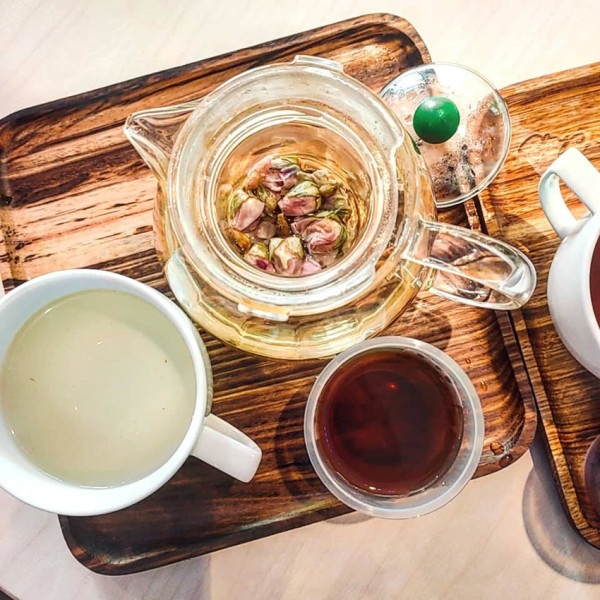 非啡即茶👉看店名就知道是賣咖啡☕和茶的吧😜另外，英文名是Dringether👉有大家聚在一起喝茶的意思喔。