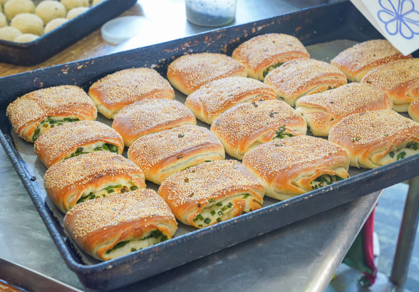 [左營美食推薦]左營黃橋燒餅-眷村老店外省燒餅!必吃芝麻滿滿香蔥大餅~ @美食好芃友