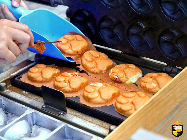 台南雞蛋糕／限量供應晚來連餐車都看不到／嚴選天然原物料／堅持現點現做熱騰騰新鮮出爐／當天現打麵糊﻿不用預拌粉／不含化學香精