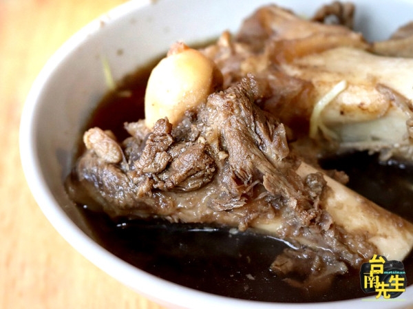 台南羊肉／40多年老店／傍晚營業到凌晨／經常一開店就排隊／在地人的口袋名單／肉質鮮美無異味／還有多樣熱炒料理