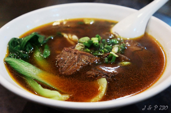 台北捷運雙連站 神仙川味牛肉麵~台灣第一家打入日本泡麵市場的牛肉麵 