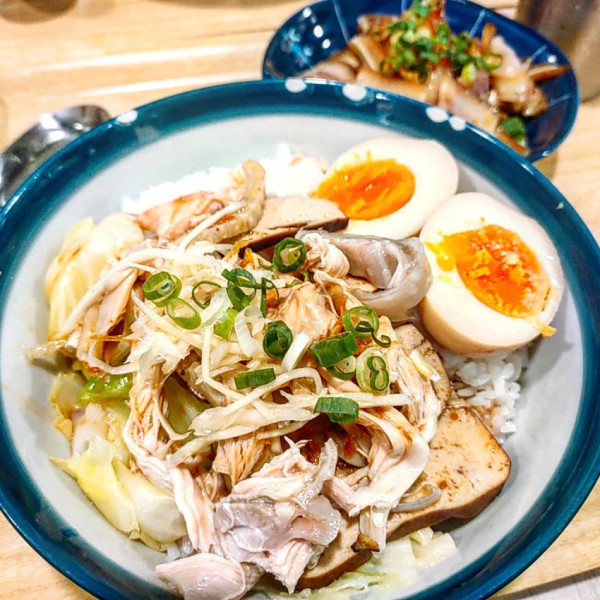 我們與雞肉飯的距離，是我在google地圖亂看看到的😂我承認，我是衝著這個店名去的，真的太好奇了嘛😂