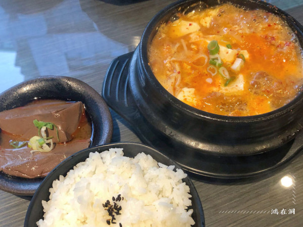 台北北投—鴻在洞｜百元韓式小火鍋 在地居民平價食堂｜石牌站、明德站、自強街、自強公園、自強市場