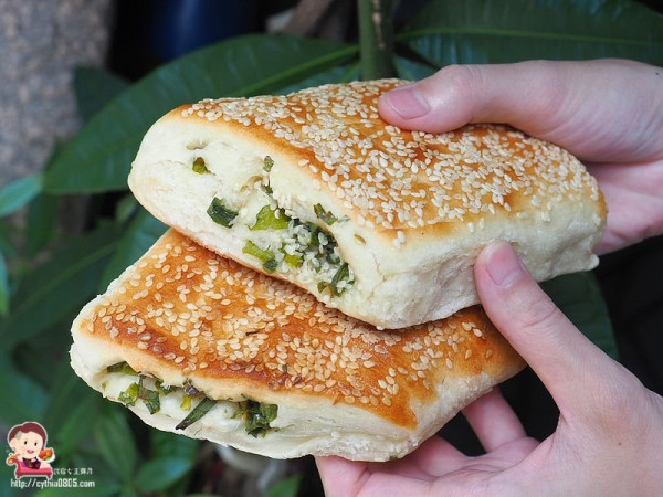 比手掌還要大的招牌蔥燒餅，一個只要15元，賣了65年的江蘇燒餅，老內壢人都知道