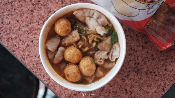 3鼎紅 麻辣鴨血臭豆腐｜台中麻辣鍋推薦｜你吃麻辣鍋喝湯嗎？這家價格親民的麻辣鍋湯底我超推！喝完也不會口渴超喜歡 ♥