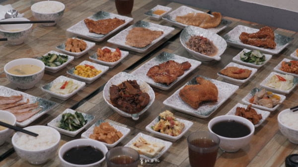 有一腿火烤美食工坊便當專賣店｜台中小吃推薦｜篤行市場美食！不油膩、不過度調味的便當店推薦！台中北區便當推薦