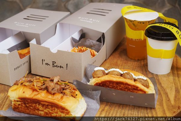 {台中美食}台中最美速食店＋西區國美館必吃美食：「BUNBUN 國美店 」復古老宅mix夢幻玻璃屋內享用酥脆奶油麵包還有滿滿餡料，好吃無極限！