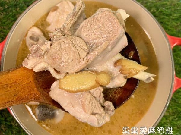 一個人也可以輕鬆享受麻油雞　秋冬限定販售　無添加防腐劑　可以帶至清水地熱加熱　或是在家隔水加熱