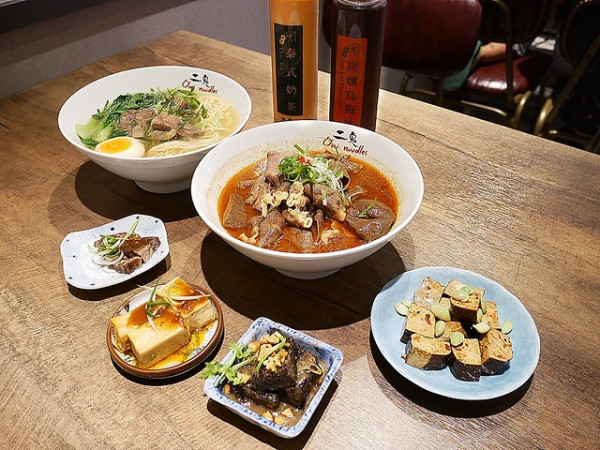 板橋香麻乾拌麵！Q彈手工拉麵搭配軟嫩的牛肉超夠味! 愛吃辣的朋友一定要試試，店家的飲料也超推-二鬼麵鋪府中店