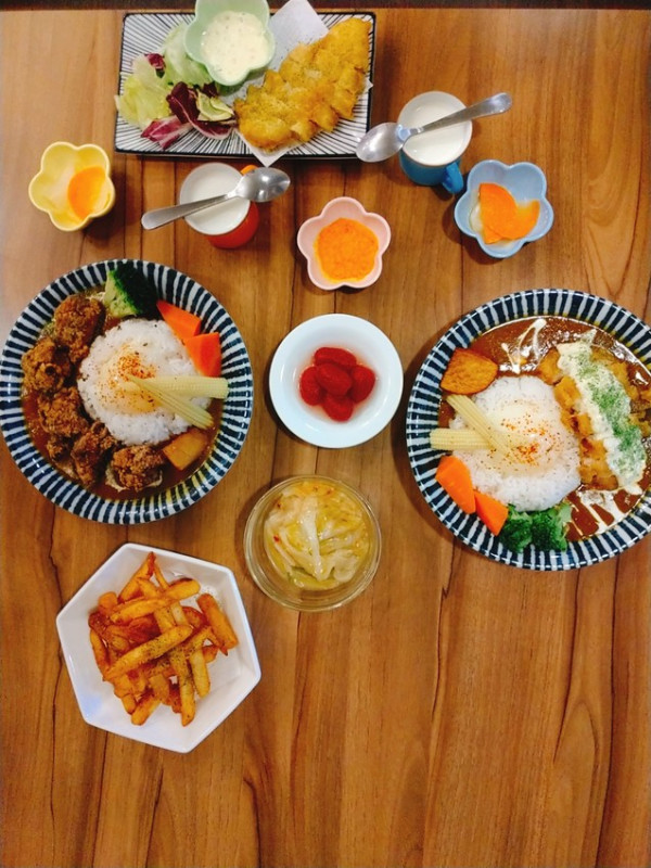 【松山區美食】HOT咖哩~溫泉蛋咖哩飯!免費續飯續醬吃飽飽~充滿日本食堂小巧思，宛如回家吃飯一樣香，再來杯無憂茶，煩惱全都無!!