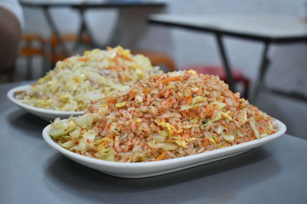 【高雄食記】鑫鱻獨家紹興炒飯／旗山老街上的特色小吃店，紹興炒飯不只味道很香，連份量也超多，冷氣還滿強的((附菜單