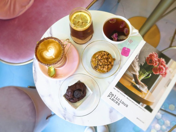 【台北士林IG打卡咖啡廳】T.ME Café，甜點每日手工現做，最愛肉桂司康~用餐環境夢幻又好拍，不限時＆免收服務費(近捷運士林站1號出口)