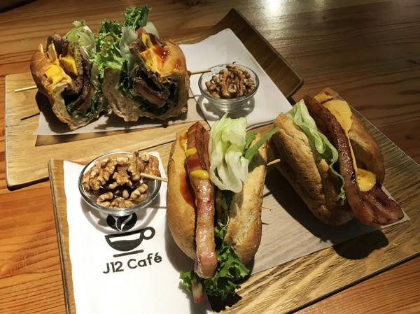 ［吃In台北］J12cafe早午餐/有機咖啡/有機花茶|健康有機放鬆下午茶|牛肉起司堡、培根起司堡、有機咖啡、抹茶冰沙|南京三民.拾伍