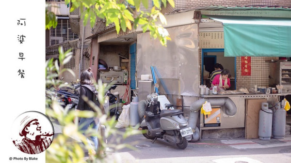 開在學校附近的早餐店阿婆怕你吃不飽，蛋餅一份20元還加贈一塊蘿蔔糕給你｜布雷克出走旅行視界