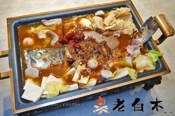 吃。台北松山《老白木麻辣烤魚‧燒烤》好吃又平價的麻辣烤魚，還有串燒和烤肉飯喔。南京復興聚餐推薦。南京復興麻辣烤魚推薦