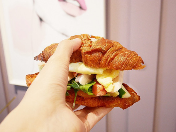 南屯咖啡館，店家可充電不限時，特色甜點鐵觀音紅心芭樂超好吃，少見的比利時壺咖啡也相當有質感-572融咖啡