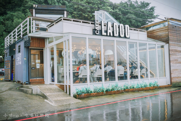咖啡老度 CAFE LADOO ▏深澳漁港內最美的純白玻璃咖啡廳 給你無邊際漁港美景還不限時。瑞芳美食 / 基隆美食