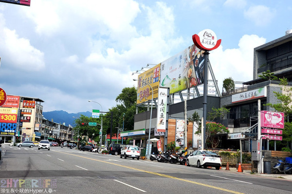 到大坑爬完山到有冷氣吹的旗艦店吃個豆花和剉冰超爽快的呀～這麼熱的天氣激推有著芋圓、湯圓和珍珠的圓圓冰來消暑一下！