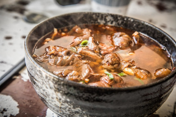 [高雄美食]麵家二眷高雄總店/爆多肉人氣川味牛肉麵，外酥內多汁冰花圓盤煎餃！ - 大手牽小手。玩樂趣