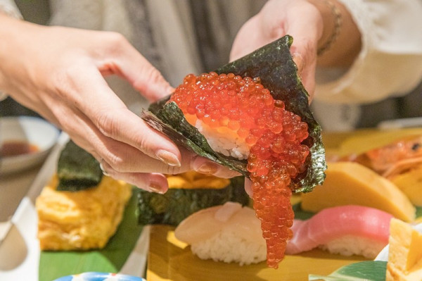 【台北捷運美食】【忠孝復興站美食】壽司美登利.台灣一號店.850元特選握壽司拼盤cp值不差.超大筋子一口吞大滿足