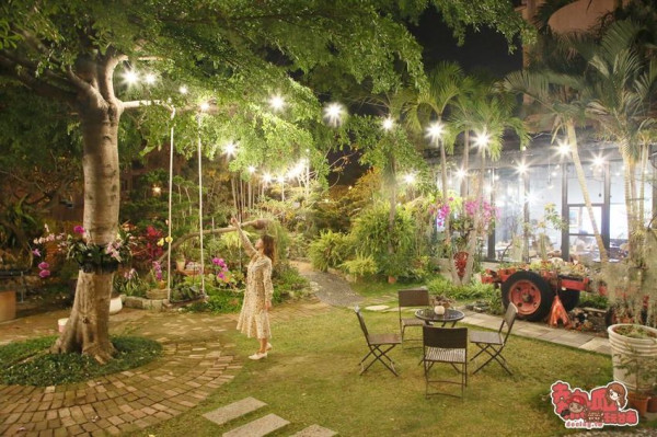 【台南美食】城市裡的隱藏版叢林咖啡館，佔地超過百坪超美超好拍：天籟藝文市集 - 熱血玩台南。跳躍新世界