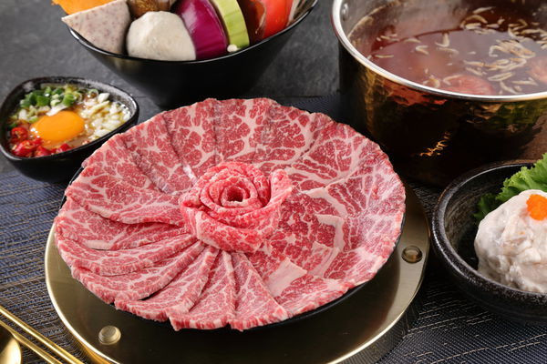 南部超人氣火鍋.汕頭泉成新竹巨城店.麻辣火鍋有獨特的味道.沙茶扁魚火鍋.手工沙茶醬.食材吃起來更滑順入喉.熟食飲料自助吧