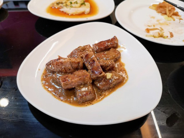 【新北板橋美食】姓胡鐵板燒，黑胡椒菲力牛排-肉質軟嫩新鮮，內用還有湯品、飲料可以無限續!