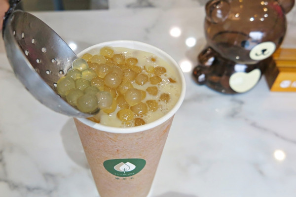 【彰化茶飲】樂茶米La Chummy～扇形車庫附近由茶農經營的單品茶手搖飲料專賣店，從種植到上桌每個細節都格外嚴謹，推薦隱藏版飲品 - 豬飛小姐的彩色生活