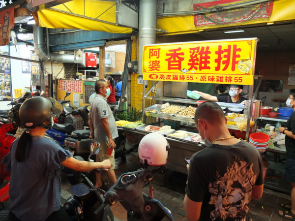 高雄旗山區美食。旗山阿婆雞排。一吃會上癮！熱賣超過20年的在地人回憶美食 炸物風味佳價格實惠