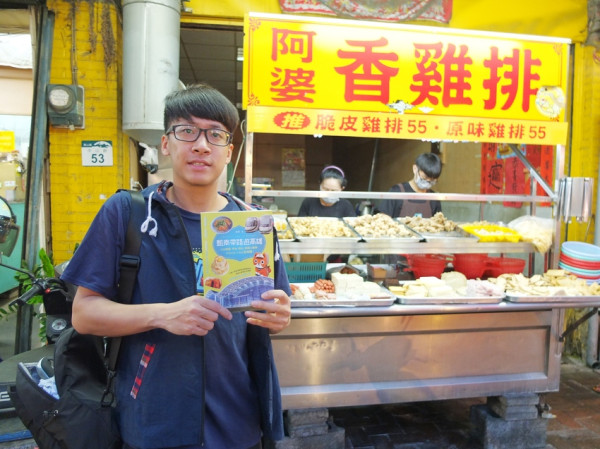 高雄必吃美食【旗山阿婆雞排】老街人氣美食前三名！魷魚、黑輪、三角骨、香雞排等樣樣是招牌 學生最愛！