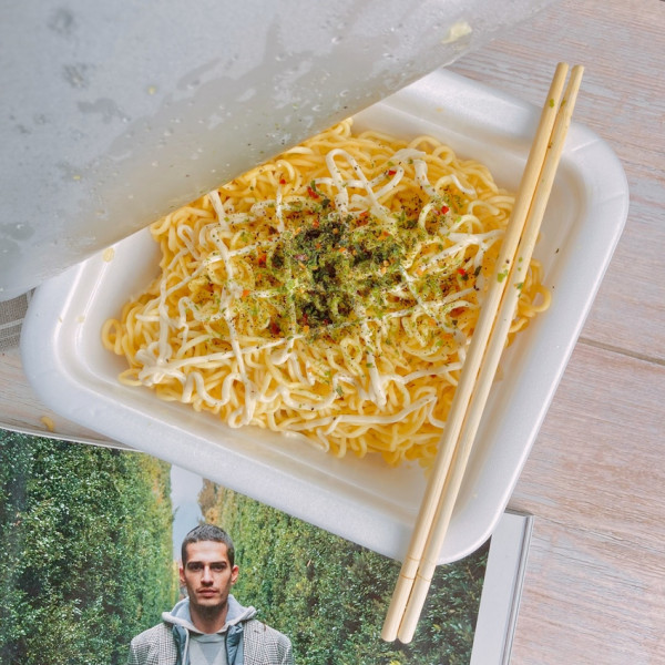 美乃滋和豚骨的結合，超好吃日清炒泡麵，吃一口就難以忘記 | 【宅配美食】日清-明星一平夜店速食炒麵