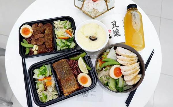 石饕低卡餐盒坊。走進2D漫畫世界吃便當，自助機點餐還可LINE PAY付款，台中鐵板低卡便當推薦 - 🍎 蘋果話日常🍎
