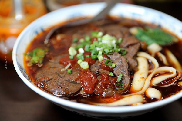 台北東區隱藏版銷魂番茄牛肉麵還能無限續湯超過癮！