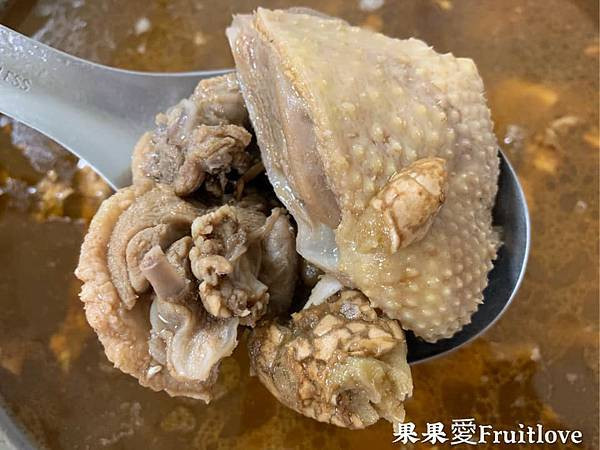 變冷就是要吃薑母鴨，湯頭清甜爽口，薑味有香氣，入口後不會太辣　現炒鴨肉質鮮嫩不柴，室內座位有分吸煙區跟非吸菸區好貼心　親子寵物友善　為了安全毛孩最少要牽繩　　大里美食　台中薑母鴨推薦