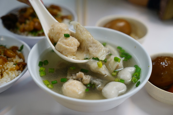 台南美食│永記虱目魚丸│驚！！吃早餐要抽號碼牌~近80年歷史超人氣老店。