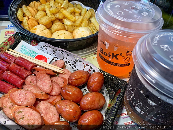 【台南海安路美食】Bark露天茶飲酒吧台南海安店。下酒拼盤、調酒、啤酒買一送一，外帶回饋最高15趴！附菜單