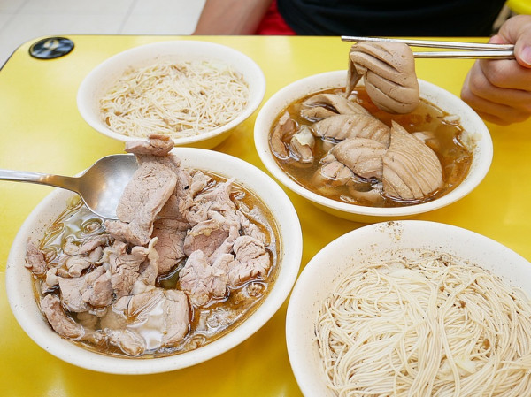 新莊幸福站麻油雞湯，每碗料都超滿，冬天到了可以補一下-莊家班麻油雞