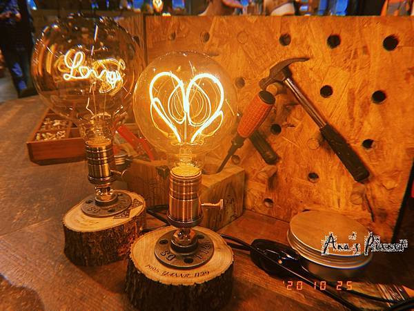 Hu Box 手作工業燈｜台北松菸誠品 🏵 回家直接供奉起來捨不得用 🏵