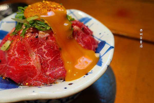 壹玖玖貳 深夜食堂(板橋店)｜一出捷運板新站就到！越夜越美麗～超浮誇蛋黃鋪在生牛肉上！還有多種銅板價美食等你來品嚐！