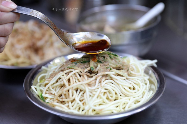 飄香40年老字號涼麵店！饕客必吃招牌酸菜鴨喝完還能免費續湯